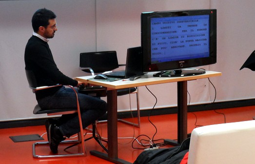 Operatore Stenotype Emilia alla postazione di lavoro